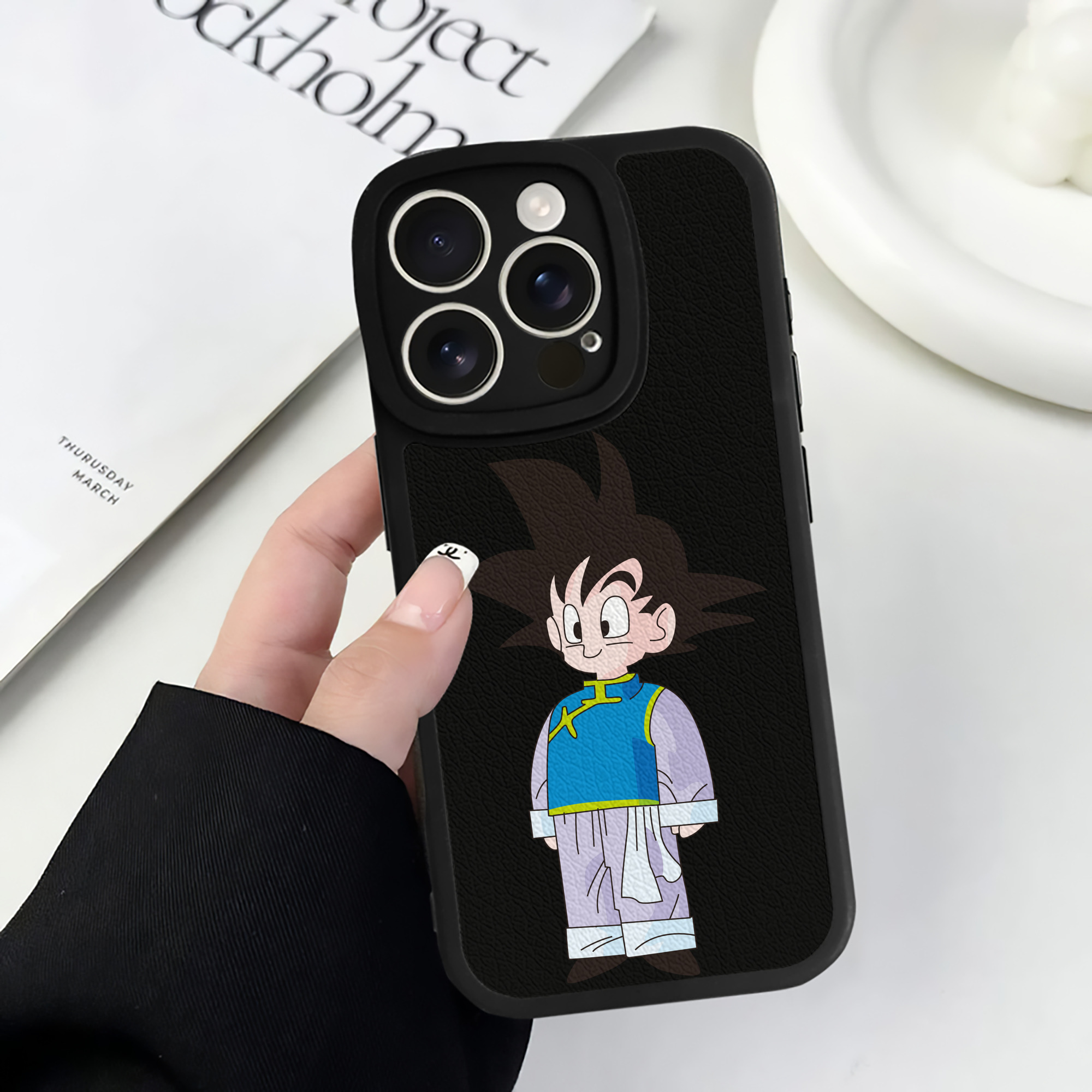 （画像用） ドラゴンボール 孫悟空（そん ごくう）Son Goku カカロット DRAGON BALL Kakarotto 【iPhone 16シリーズ対応】シリコンスマホケース（レザー調） 材質：シリコン
